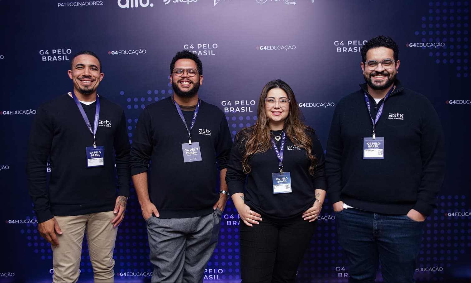 Pessoas sorrindo em evento G4 Educação